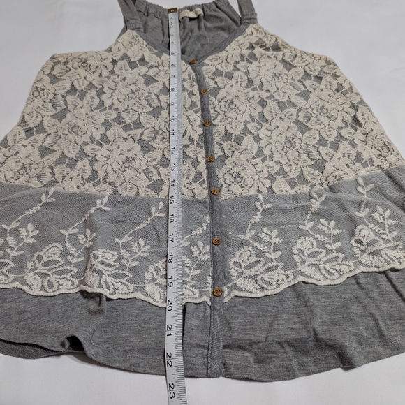 Bundle: 2 Sleeveless Tops - Picture 3 of 12